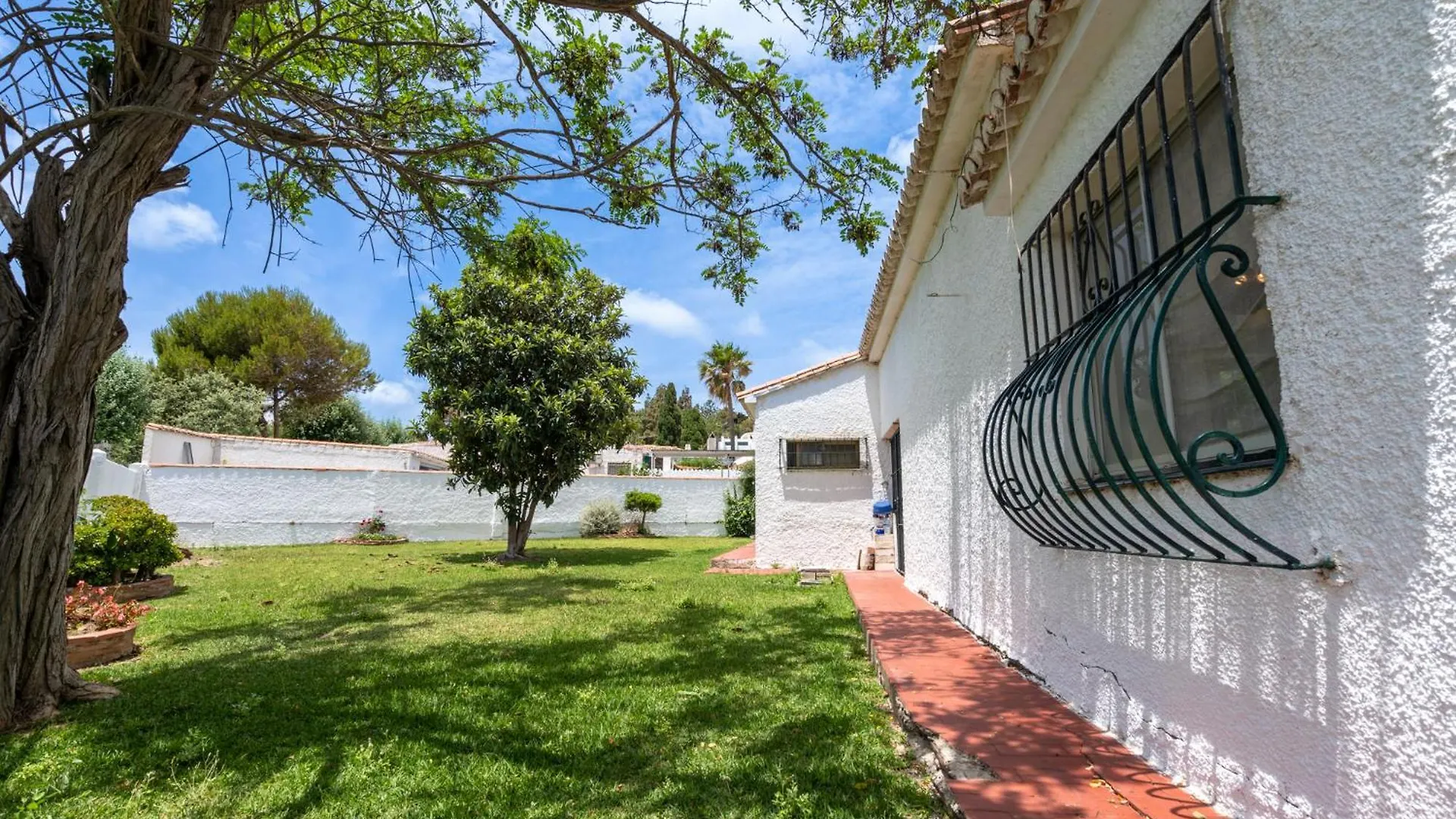 Family Villa With Garden Next To The Beach El Faro